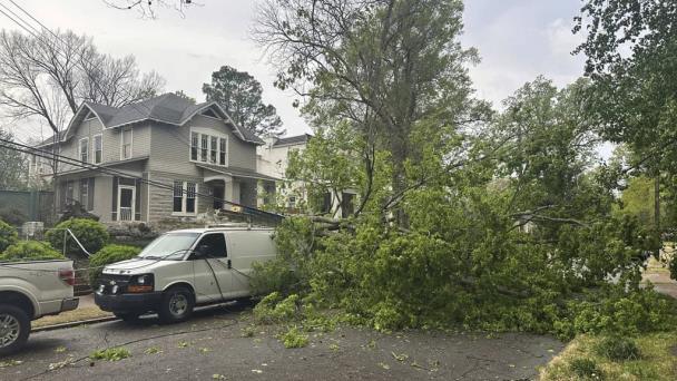Suben a siete los muertos por violentas tormentas y tornados en Estados Unidos