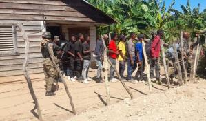 Escondidos en una casa descubren 50 migrantes haitianos en Valverde