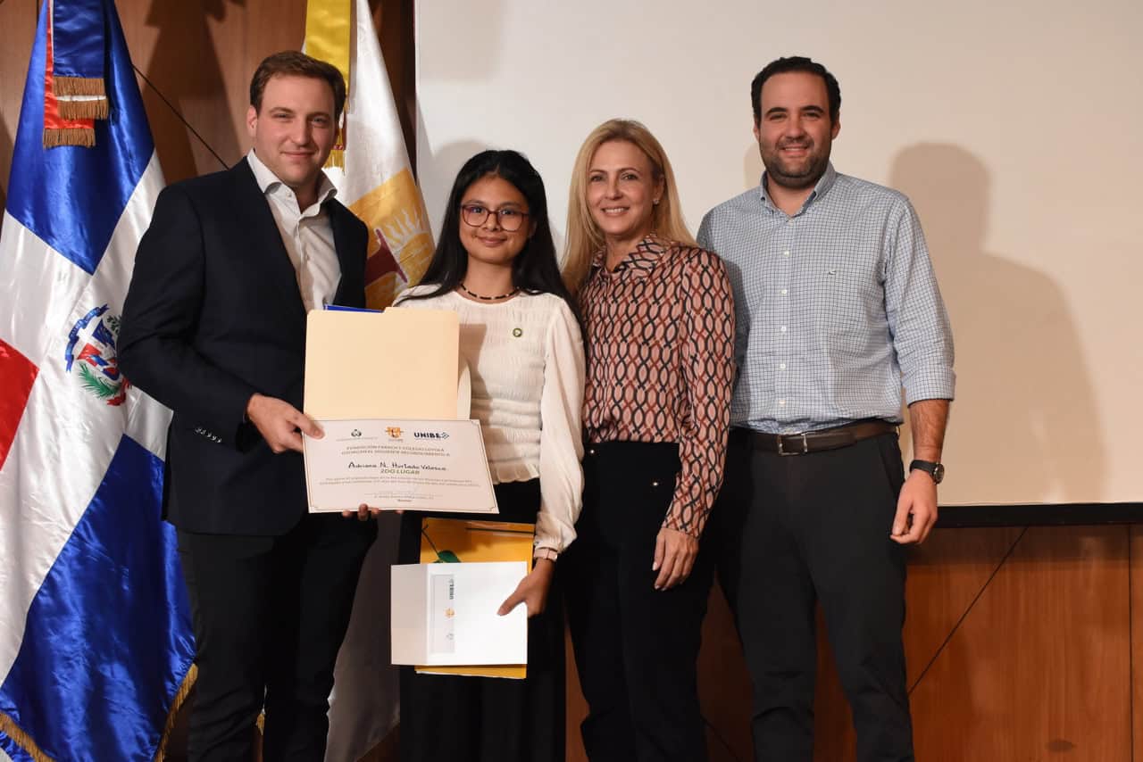 Andres Farach Olavarrieta, Adriana Natalia Hurtado, Carmen de Farach y Alejandro Farach Olavarrieta (2do lugar).