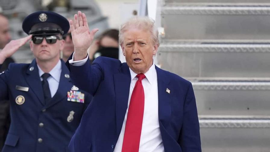 Trump presenta la primera visa de oro de cinco millones de dólares Trump presenta la primera visa de oro de cinco millones de dólares