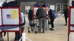 Juez federal bloquea requisito de Ohio que exig&iacute;a prueba de ciudadan&iacute;a para registrarse a votar