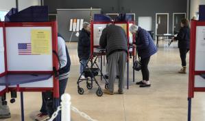 Fiscales demócratas demandan a Trump por orden que exige prueba de ciudadanía para votar