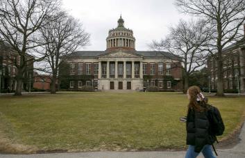 La administración Trump utiliza nuevas tácticas para expulsar a algunos alumnos del país