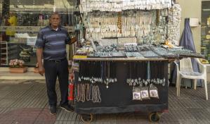 Vendedores de larimar en Santo Domingo: el oficio que nació a raíz de un descubrimiento