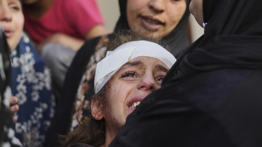 Israel mató a 27 personas al bombardear escuela de Gaza, informan funcionarios palestinos