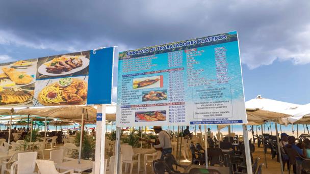 Negocios de Boca Chica muestran precios; cumplen disposición oficial
