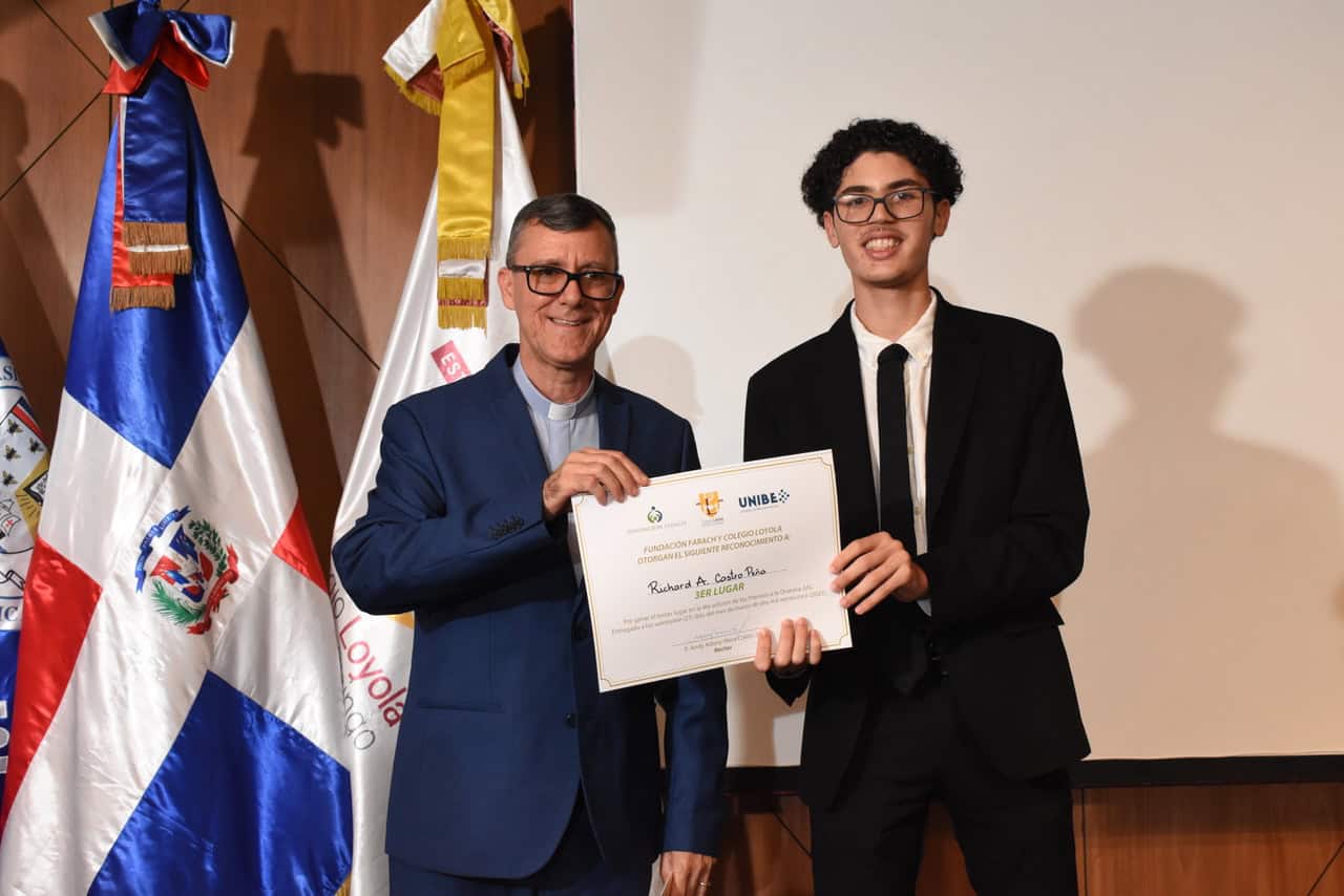 Padre Jorge William SJ y Richard Ale jandro Castro Peña (3er Lugar).