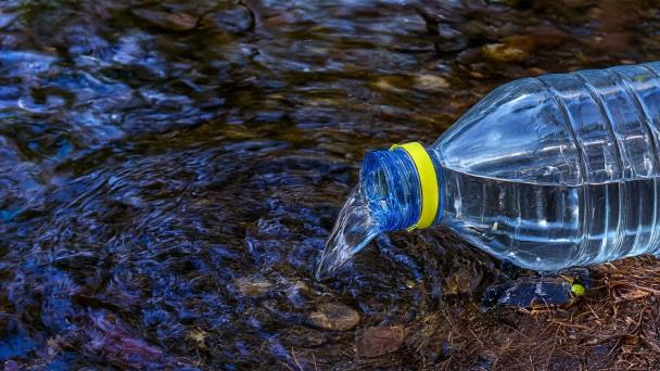 El agua de manantial en el mercado: calidad natural o estrategia comercial