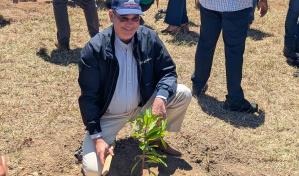 Abinader y la primera dama siembran árboles en Sajoma como parte del Plan Nacional de Reforestación