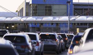 Acusan a agentes fronterizos de EE. UU. de aceptar sobornos para dejar entrar a personas sin documentos