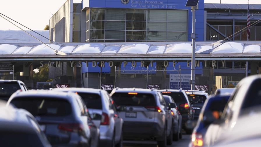 Acusan a agentes fronterizos de EE. UU. de aceptar sobornos para dejar entrar a personas sin documentos