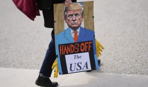 Protesta de estadounidenses en Lisboa contra Trump y su guerra comercial