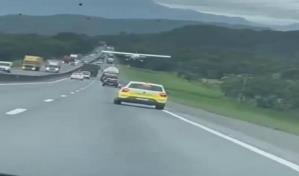 Una avioneta en apuros aterriza en medio de automóviles en una carretera al sur de Brasil