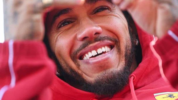 Lewis Hamilton modera expectativas mientras se adapta a Ferrari