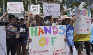 "¡Manos fuera!": protestan contra Trump y Musk en todo Estados Unidos