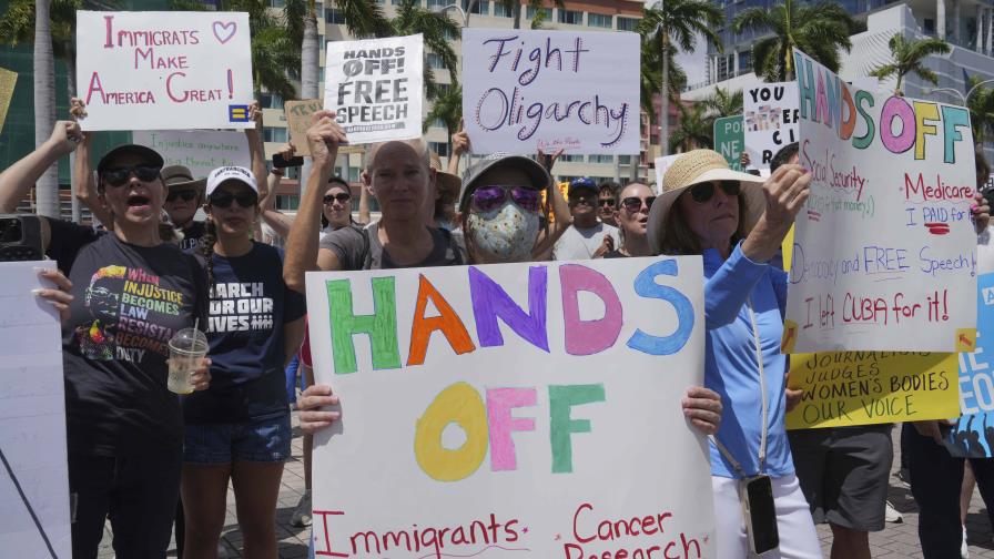 "¡Manos fuera!": protestan contra Trump y Musk en todo Estados Unidos "¡Manos fuera!": protestan contra Trump y Musk en todo Estados Unidos