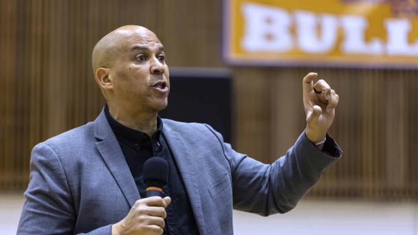 En foro público en Nueva Jersey, Cory Booker insta a actuar para oponerse a agenda de Trump