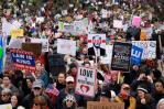 Manifestantes protestan contra los recortes de Trump y Musk en ciudades de todo EE. UU. Manifestantes protestan contra los recortes de Trump y Musk en ciudades de todo EE. UU.