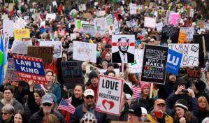 Manifestantes protestan contra los recortes de Trump y Musk en ciudades de todo EE. UU.