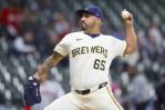 Cortés se lesiona y el dominicano Freddy Peralta queda como el único abridor saludable en Milwaukee