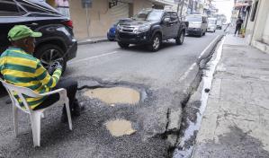 El daño de los vehículos pesados por la calle Palo Hincado