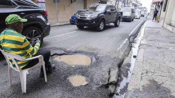 El daño de los vehículos pesados por la calle Palo Hincado