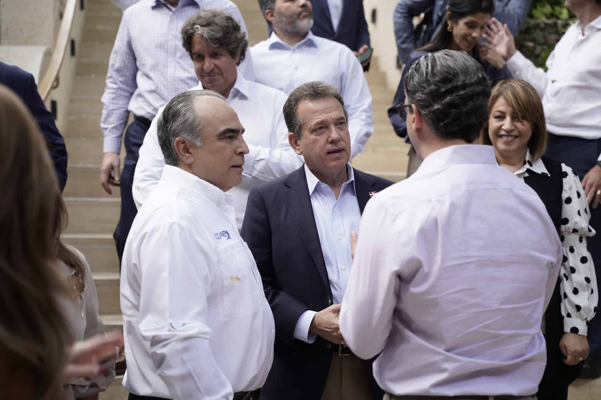 Al centro, el presidente Luis Abinader, quien conversó con los empresarios en la actividad de la AIRD. El mandatario habló sobre los aranceles de Trump para el país.