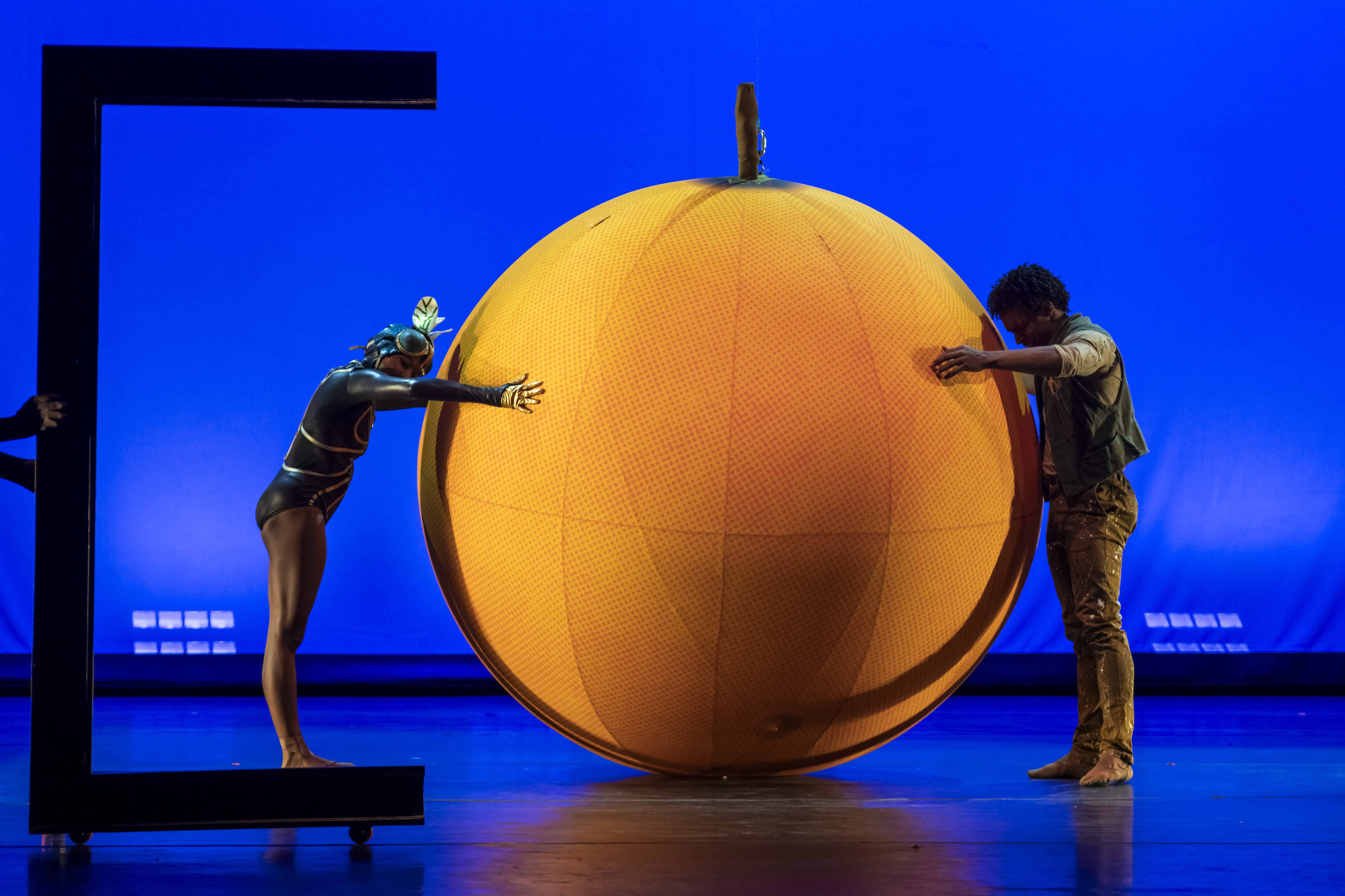 Una naranja gigante descendió sobre el escenario.