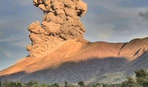 Volcán en Filipinas lanza enorme columna de ceniza al aire Volcán en Filipinas lanza enorme columna de ceniza al aire