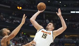 Triple doble de Jokic pone a los Nuggets por encima de los Pelicans en la NBA