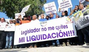 Trabajadores convocan movilización en defensa de cesantía y senador la tilda de "show innecesario