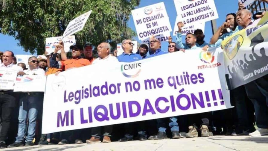 Trabajadores convocan movilización en defensa de cesantía y senador la tilda de "show innecesario