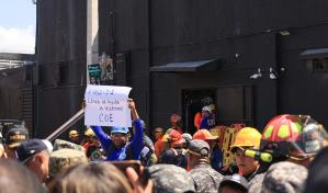 "¡Está viva!, ¡está viva!": clamor de esperanza entre los familiares de atrapados en discoteca Jet Set