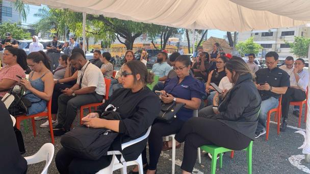 Dominicanos acuden al Centro Olímpico para donar sangre a víctimas de discoteca Jet Set