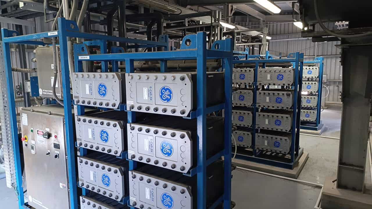 Proceso de Electrodionizacion (EDI)  para eliminar iones disueltos del agua para completar el proceso de desalinzación. 