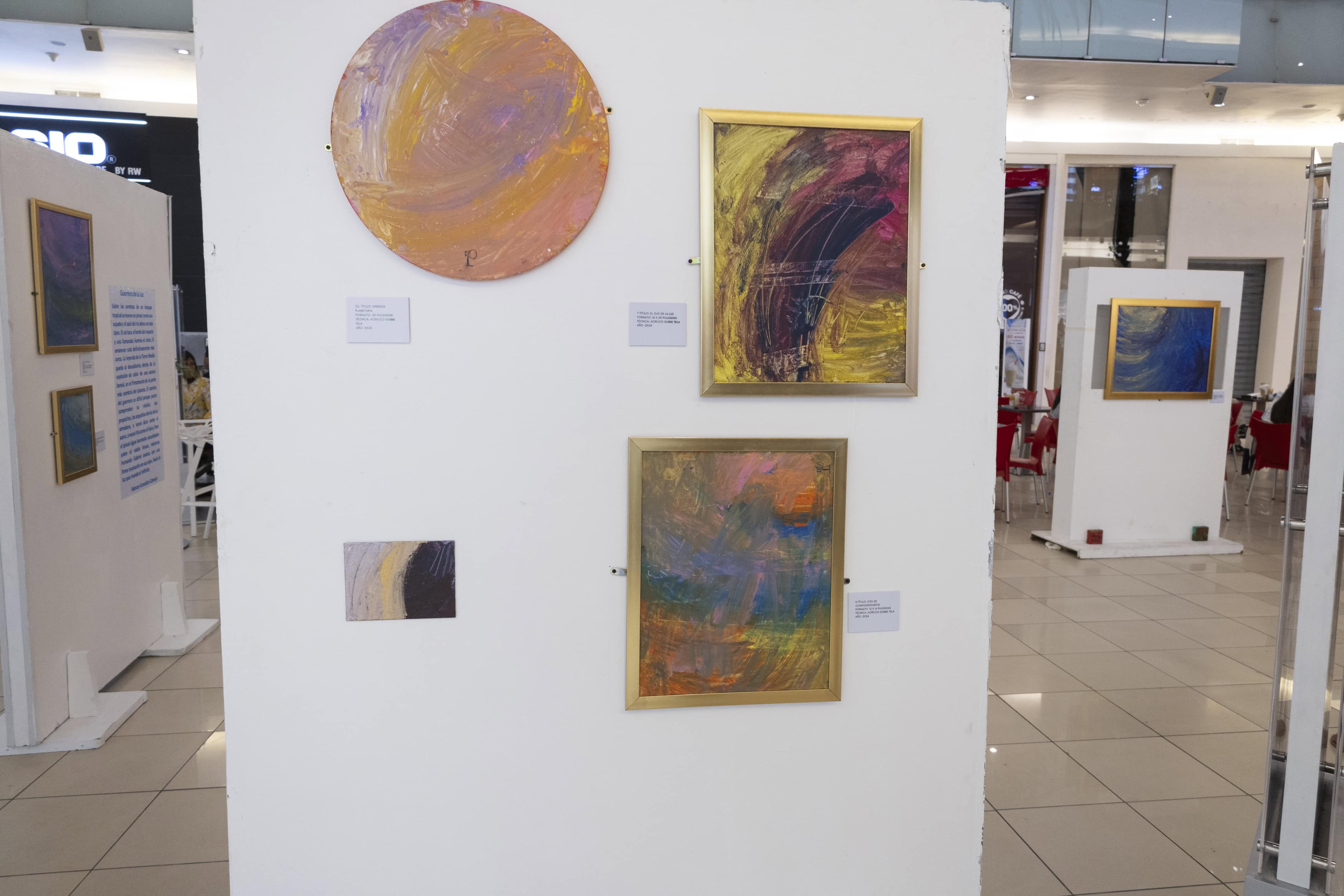 La exposición Camino de luz está compuesta por 28 obras, que reflejan el talento y la profundidad del joven Fernando Quiroz.
