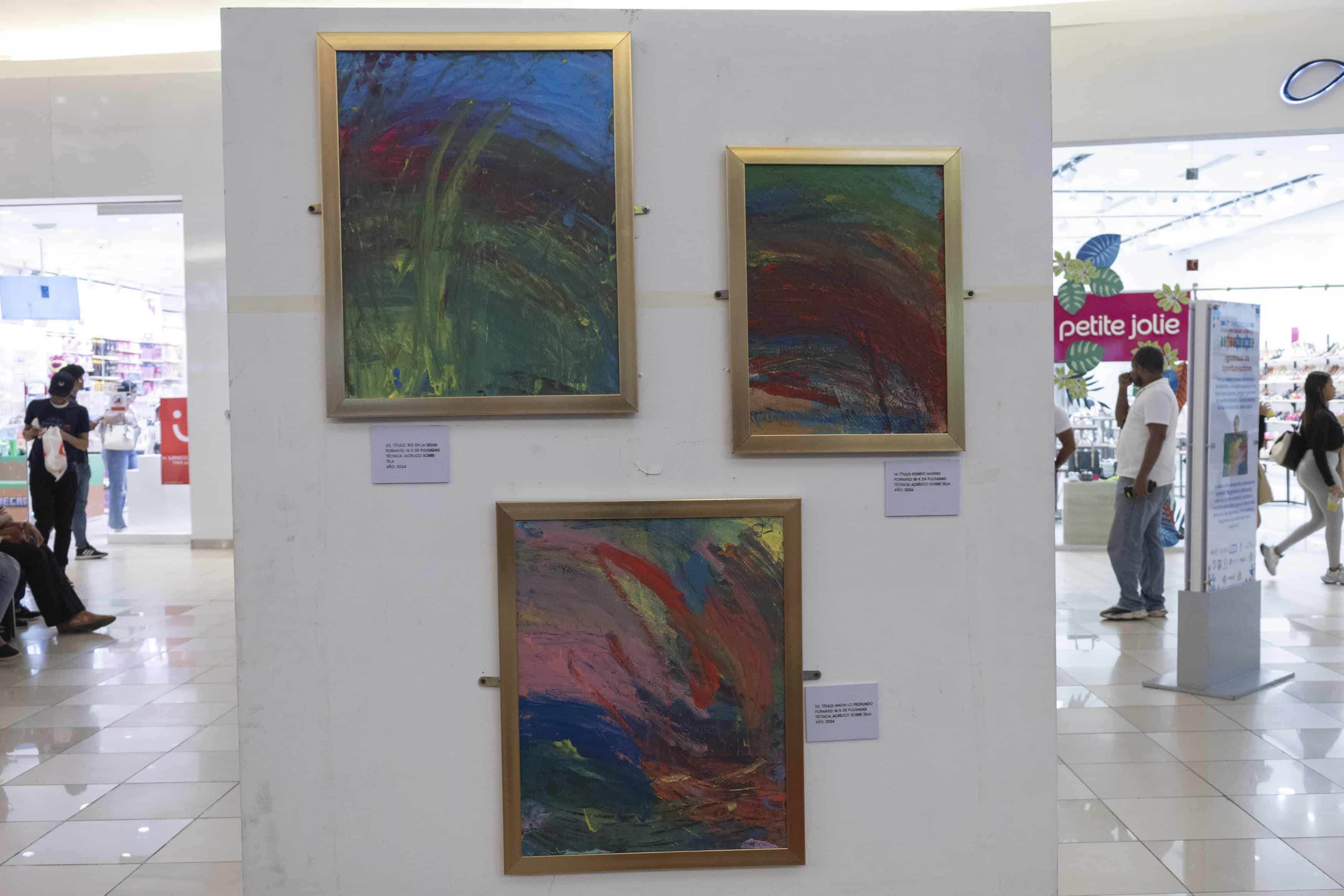 La exposición Camino de luz está compuesta por 28 obras, que reflejan el talento y la profundidad del joven Fernando Quiroz.