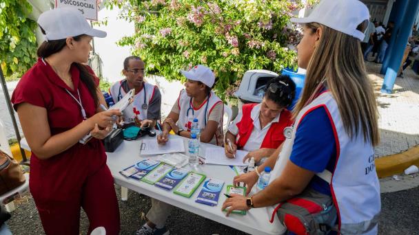 El apoyo emocional, vital para los parientes antes de identificar a las víctimas del derrumbe en el Jet Set