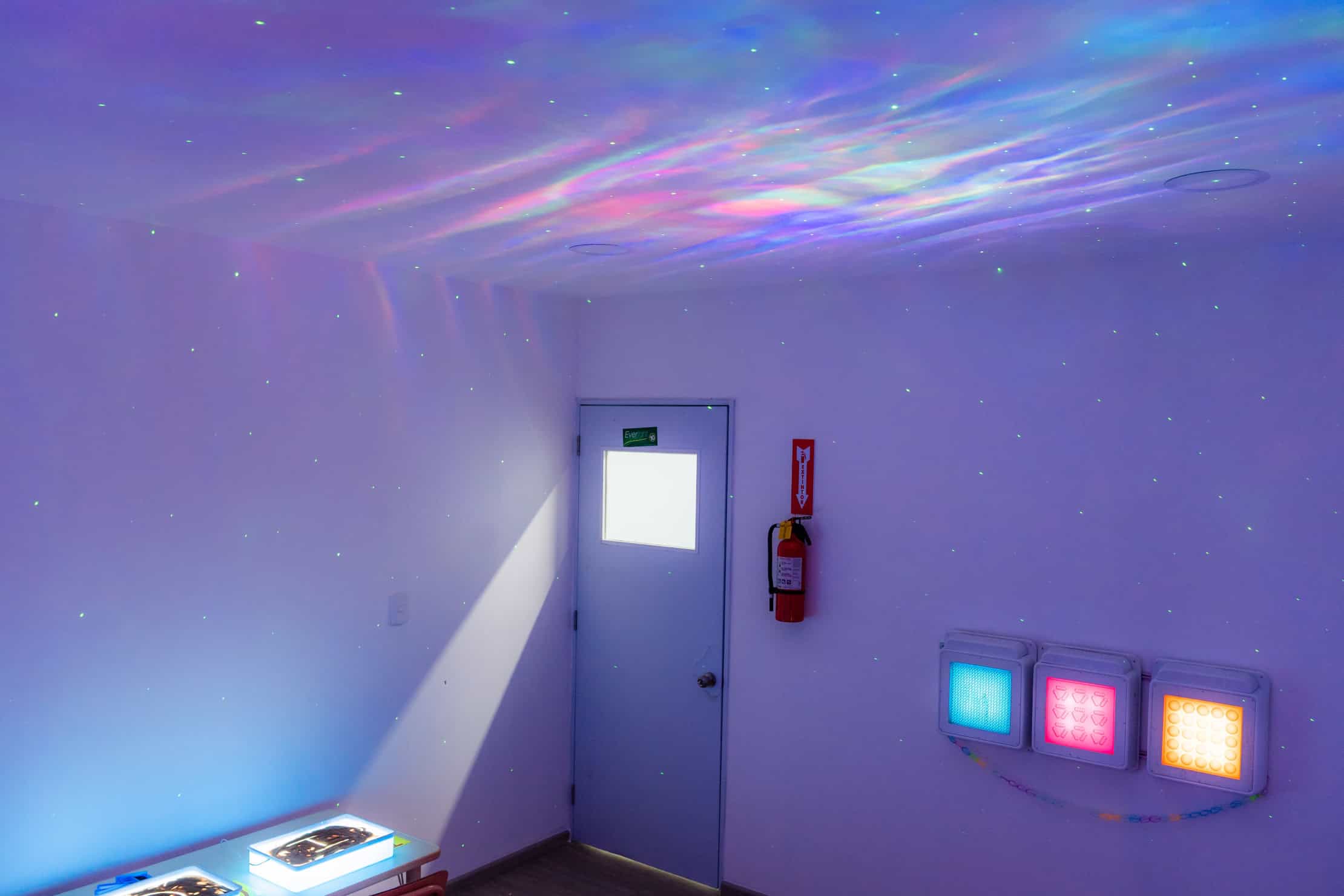 El centro combina terapias como psicomotricidad, natación, terapia conductual, terapia del habla y ocupacional, con un enfoque en la metodología STEAM.