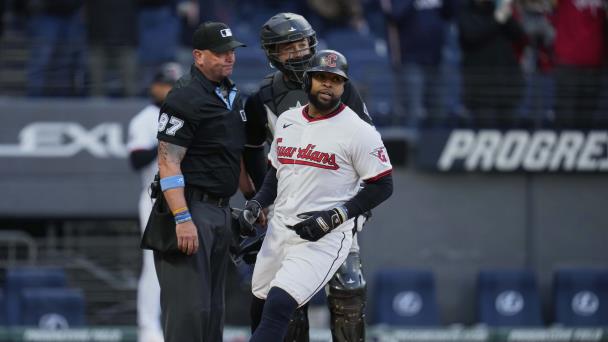 Nolan Jones recibe boleto con bases llenas y da victoria a Guardianes sobre Medias Blancas