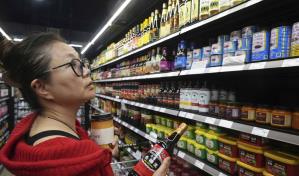 Clientes de supermercados asiáticos se preparan para alzas de precios por aranceles de Trump