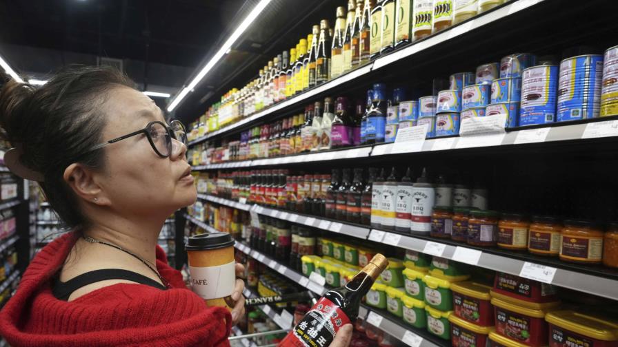Clientes de supermercados asiáticos se preparan para alzas de precios por aranceles de Trump