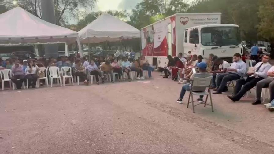 Más de mil personas se movilizan para donar sangre a las víctimas de la discoteca Jet Set Más de mil personas se movilizan para donar sangre a las víctimas de la discoteca Jet Set