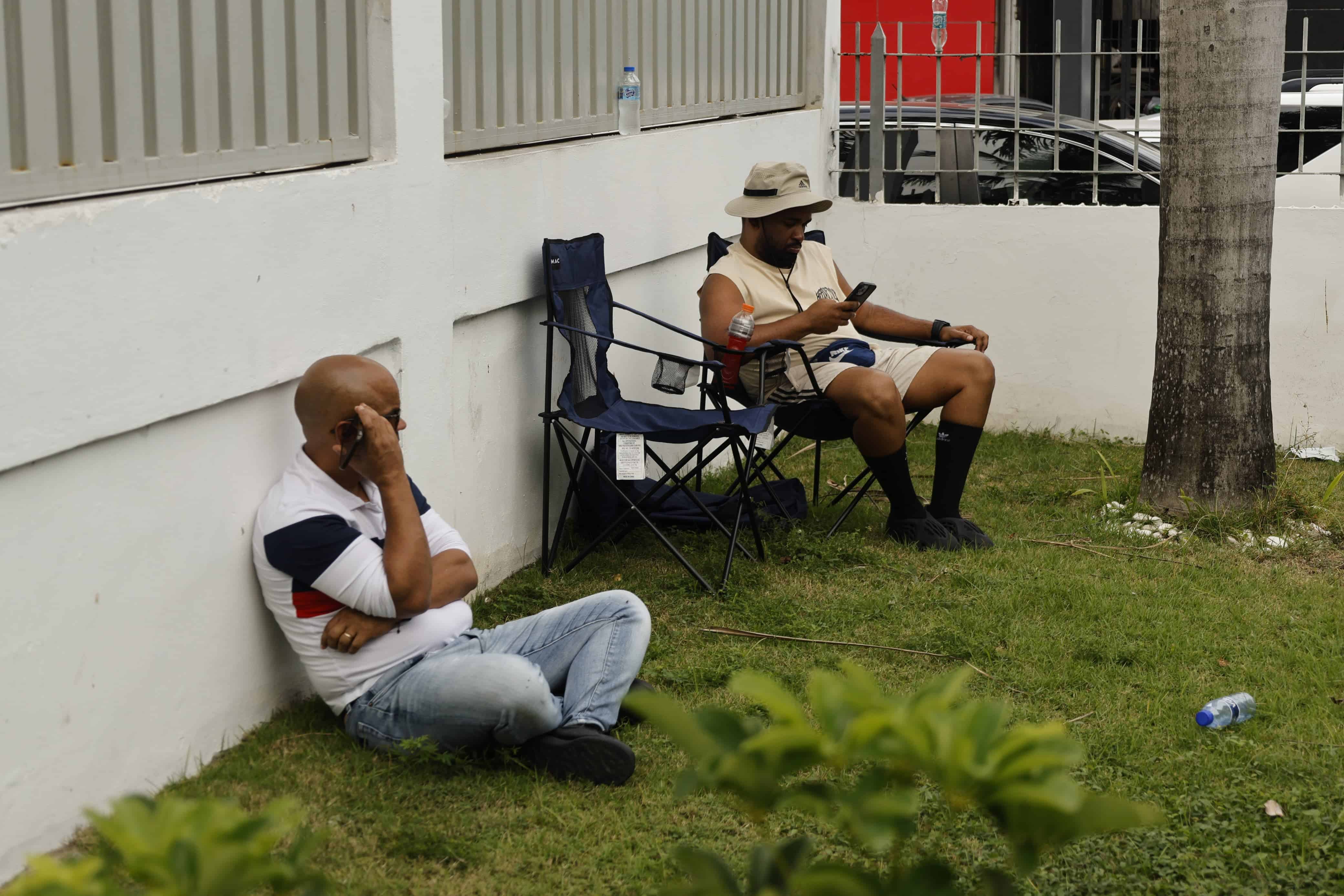 Dos hombres esperan en Patología Forense.