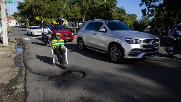 Hoyo en el pavimento: un peligro y una molestia en Los Jardines