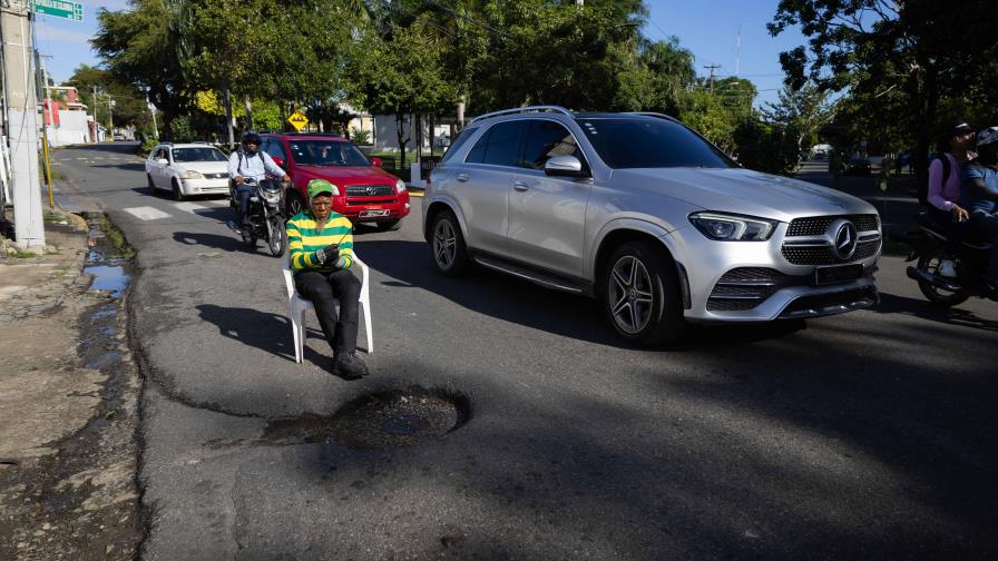 Hoyo en el pavimento: un peligro y una molestia en Los Jardines Hoyo en el pavimento: un peligro y una molestia en Los Jardines