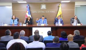 Nombres prohibidos y orden de apellidos son tema de debate en reglamento de Ley 4-23