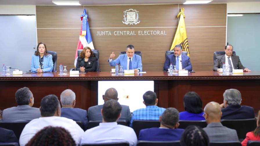 Nombres prohibidos y orden de apellidos son tema de debate en reglamento de Ley 4-23 Nombres prohibidos y orden de apellidos son tema de debate en reglamento de Ley 4-23