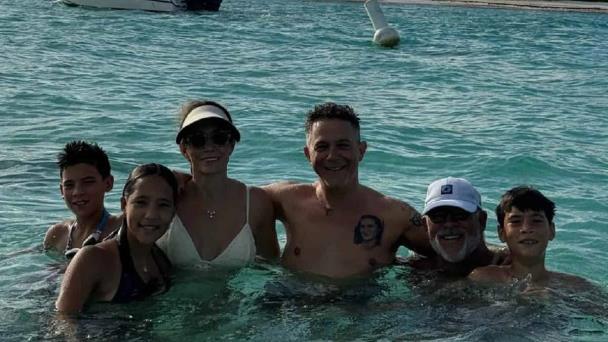 Alejandro Sanz expresa su pesar por la pérdida de Eduardo Grullón y su esposa en tragedia de Jet Set