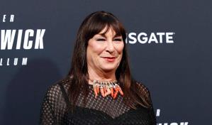 Anjelica Huston revela que enfrentó una lucha contra el cáncer hace seis años